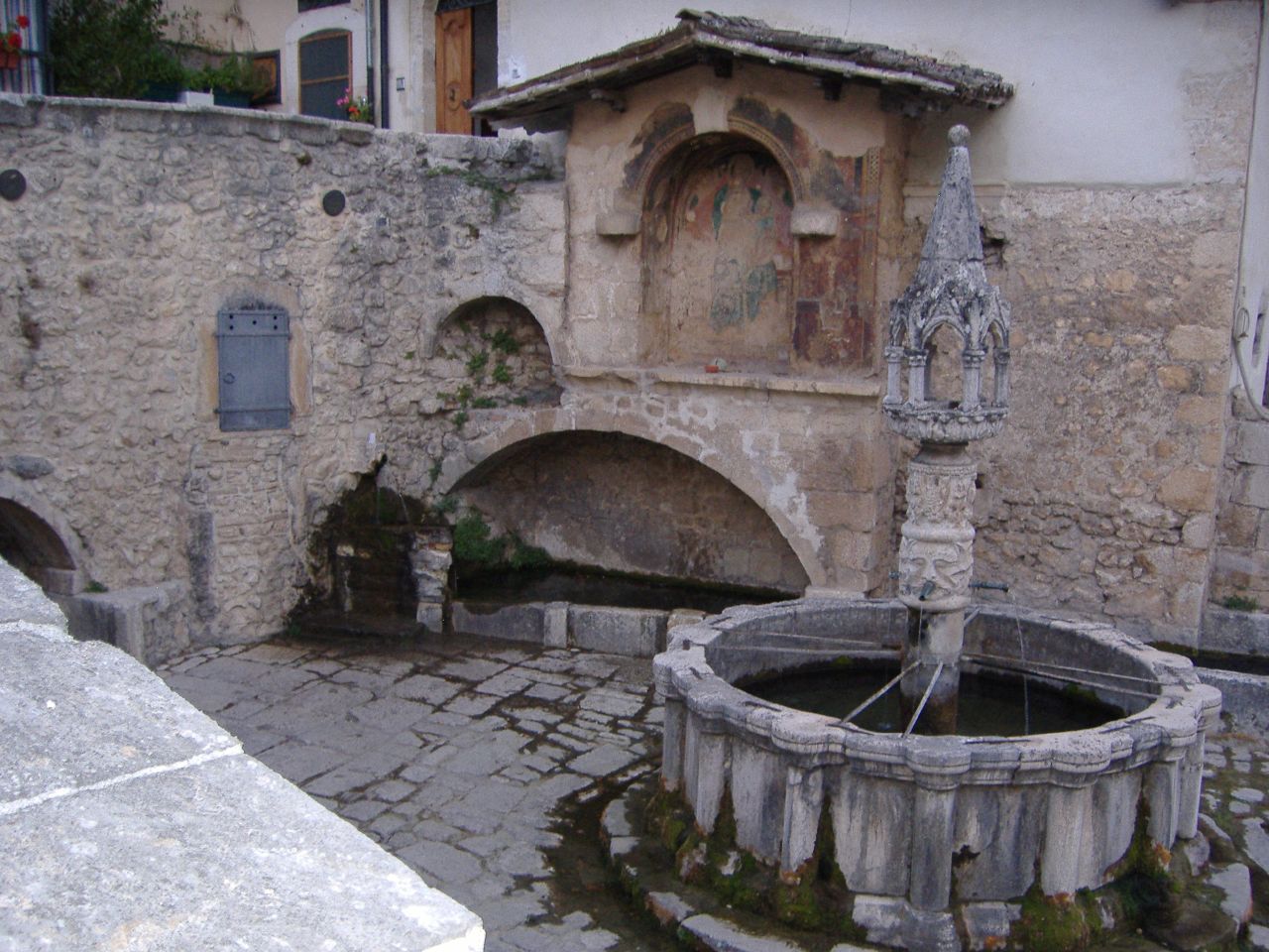 Fontana monumentale di Fontecchio